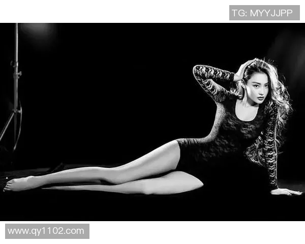 张馨予米兰时装周惊艳亮相灰色系辣妹风格引领潮流气场全开